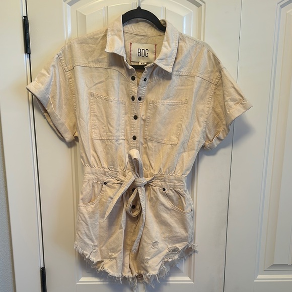 BDG Urban Outfitters Beige Button-Up Romper Medium - Picture 2 of 9